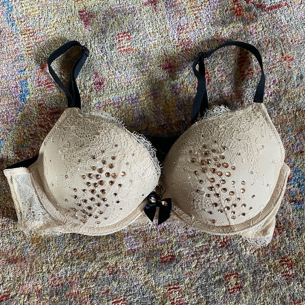 VICTORIAS SECRET BRA (LIKE NEW)